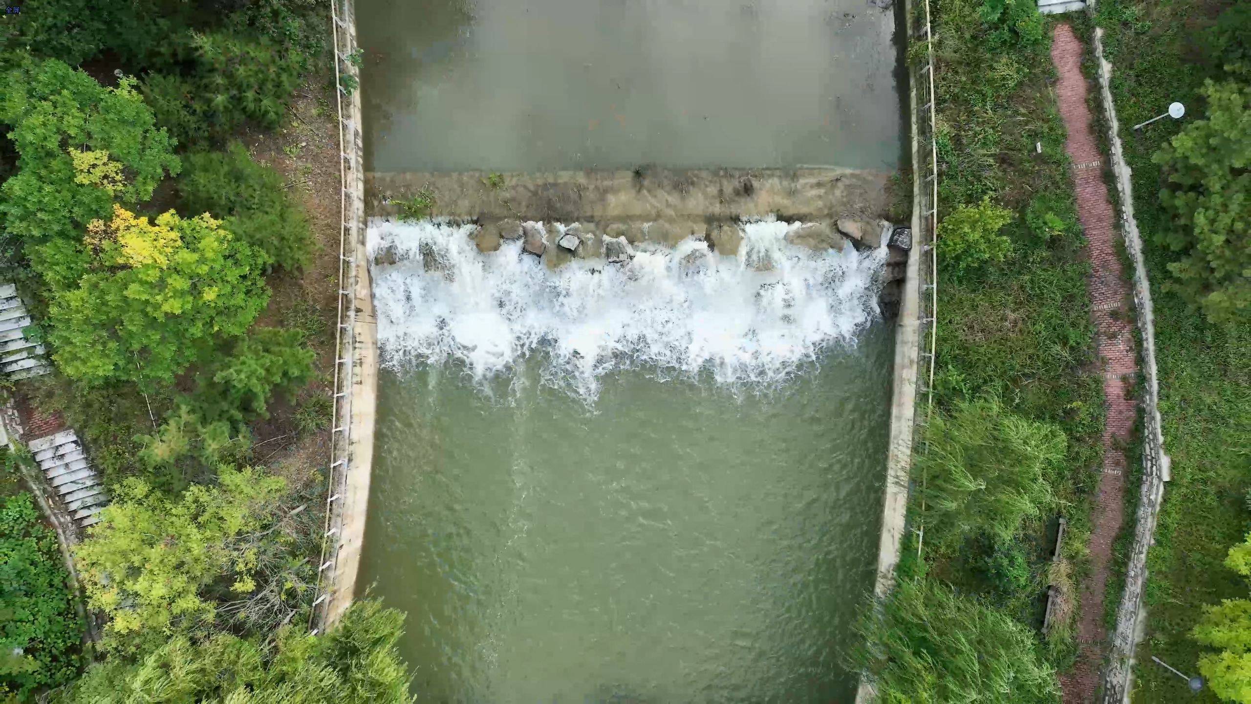 蓝天之下又见刘公银瀑龙腾虎啸